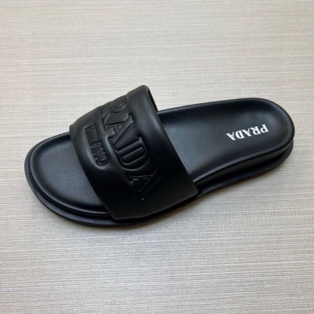 モノトーンカラー アーバンリラックス スポーツミックス PRADA プラダ コピー サンダル リゾートコーデ 休日アイテム