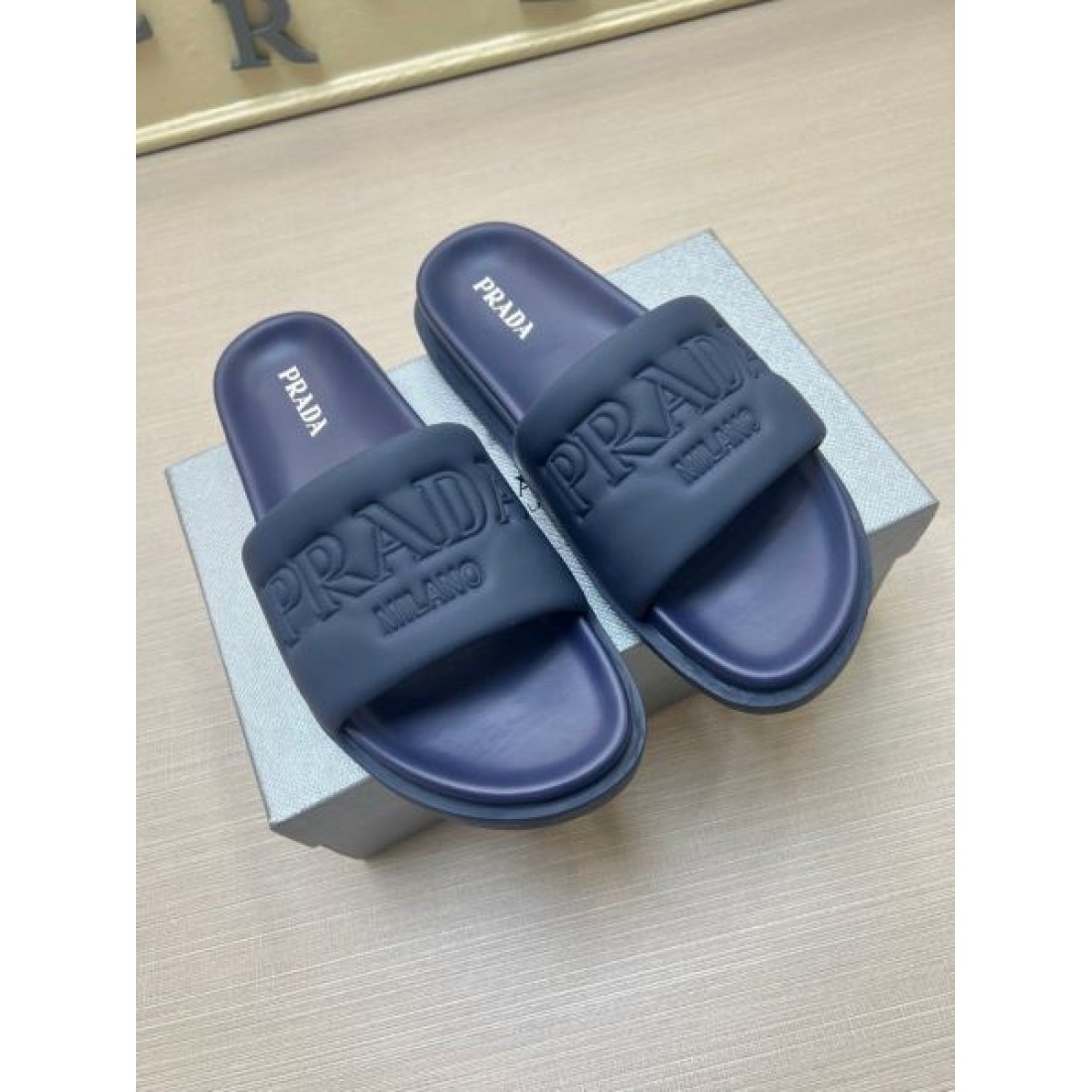 シャワーサンダル 軽量フットウェア ラバーソール PRADA プラダ コピー サンダル 快適フィット デイリーユース