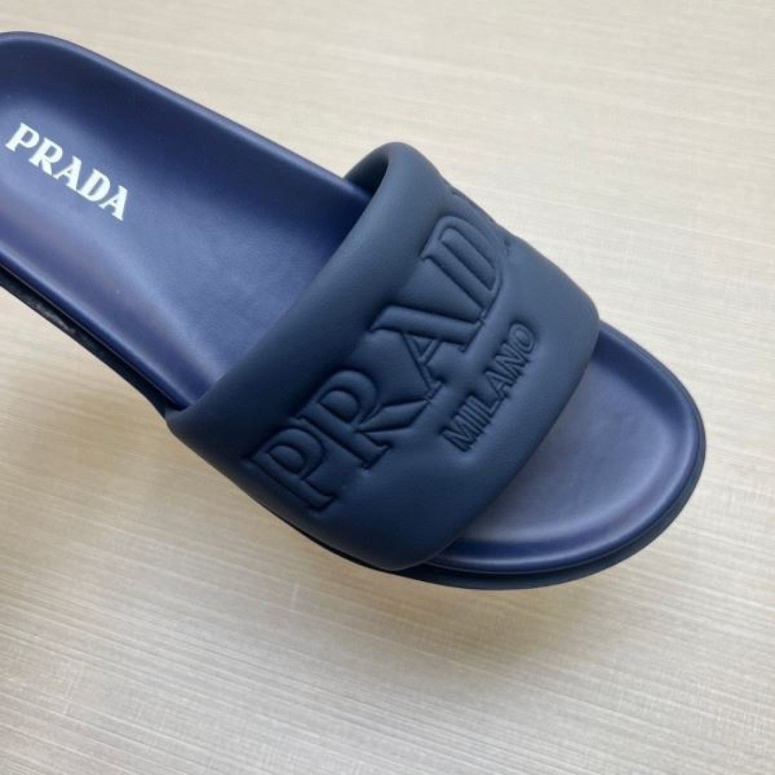 シャワーサンダル 軽量フットウェア ラバーソール PRADA プラダ コピー サンダル 快適フィット デイリーユース