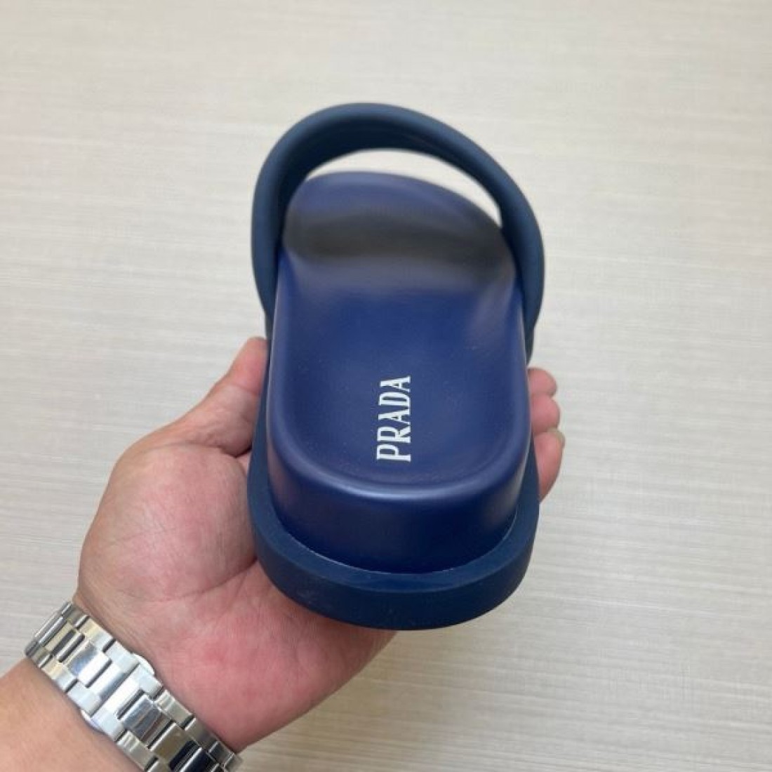 シャワーサンダル 軽量フットウェア ラバーソール PRADA プラダ コピー サンダル 快適フィット デイリーユース