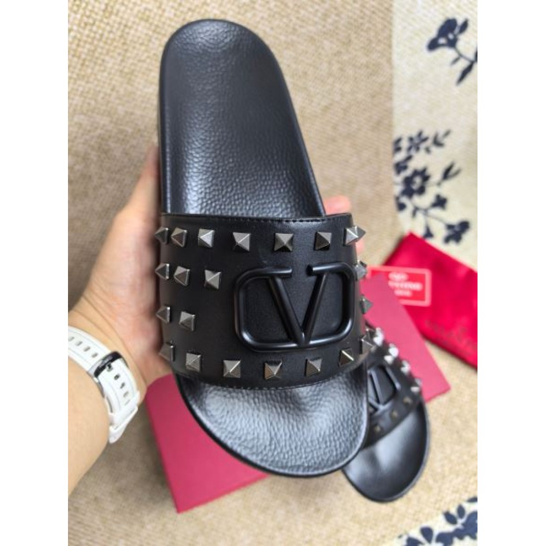 スタッズ装飾 ワイドストラップ レザー調アッパー VALENTINO ヴァレンティノ コピー サンダル エッジィデザイン 個性スタイル