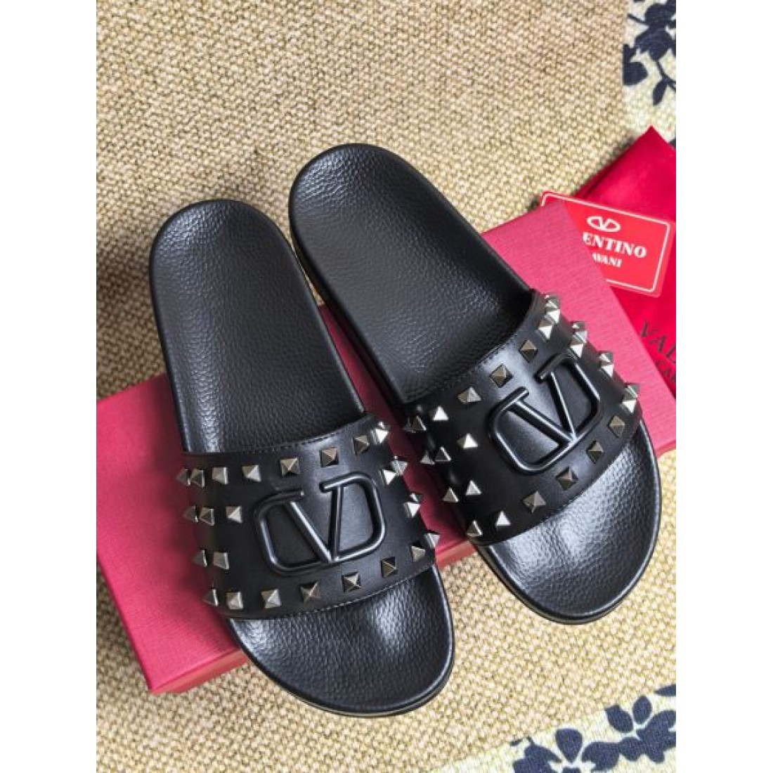 スタッズ装飾 ワイドストラップ レザー調アッパー VALENTINO ヴァレンティノ コピー サンダル エッジィデザイン 個性スタイル