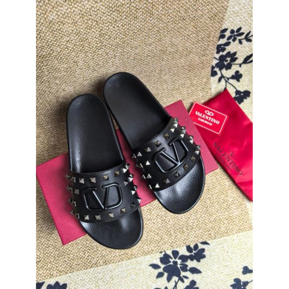 スタッズ装飾 ワイドストラップ レザー調アッパー VALENTINO ヴァレンティノ コピー サンダル エッジィデザイン 個性スタイル