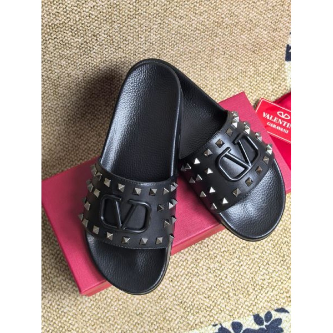 スタッズ装飾 ワイドストラップ レザー調アッパー VALENTINO ヴァレンティノ コピー サンダル エッジィデザイン 個性スタイル