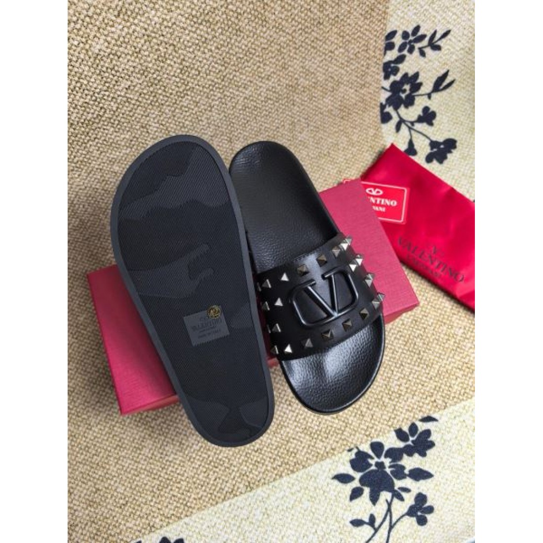 スタッズ装飾 ワイドストラップ レザー調アッパー VALENTINO ヴァレンティノ コピー サンダル エッジィデザイン 個性スタイル