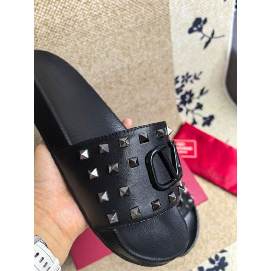 スタッズ装飾 ワイドストラップ レザー調アッパー VALENTINO ヴァレンティノ コピー サンダル エッジィデザイン 個性スタイル