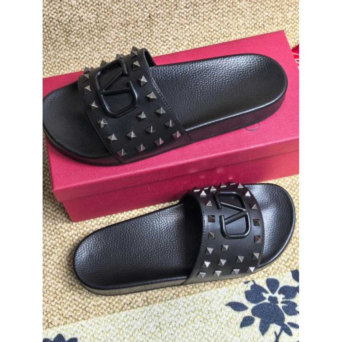 スタッズ装飾 ワイドストラップ レザー調アッパー VALENTINO ヴァレンティノ コピー サンダル エッジィデザイン 個性スタイル
