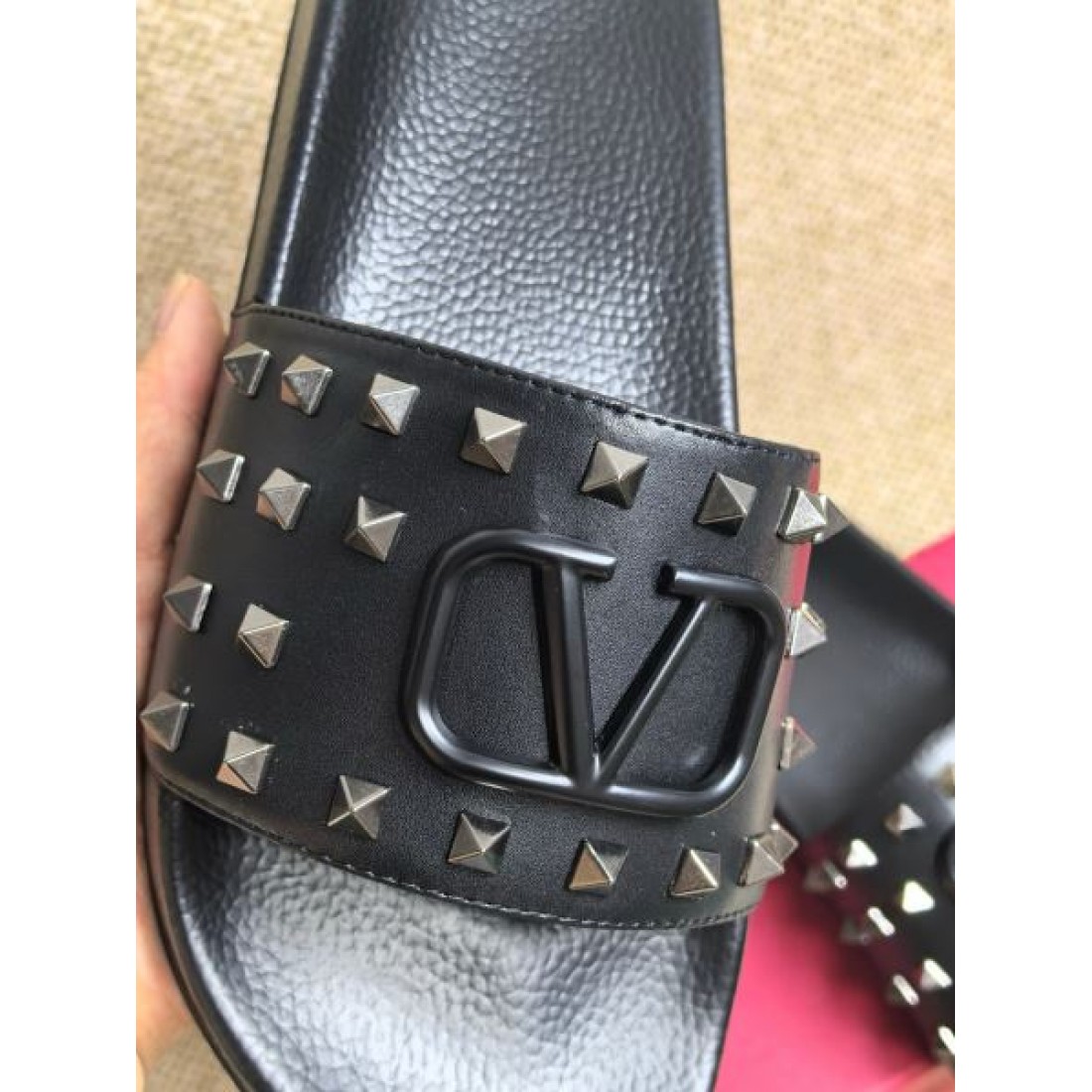 スタッズ装飾 ワイドストラップ レザー調アッパー VALENTINO ヴァレンティノ コピー サンダル エッジィデザイン 個性スタイル