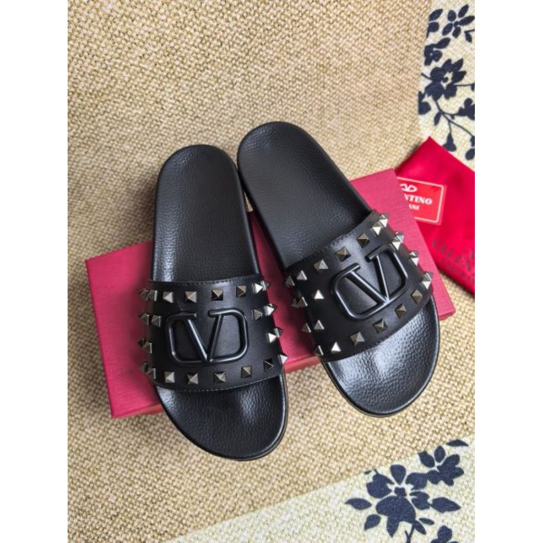 スタッズ装飾 ワイドストラップ レザー調アッパー VALENTINO ヴァレンティノ コピー サンダル エッジィデザイン 個性スタイル