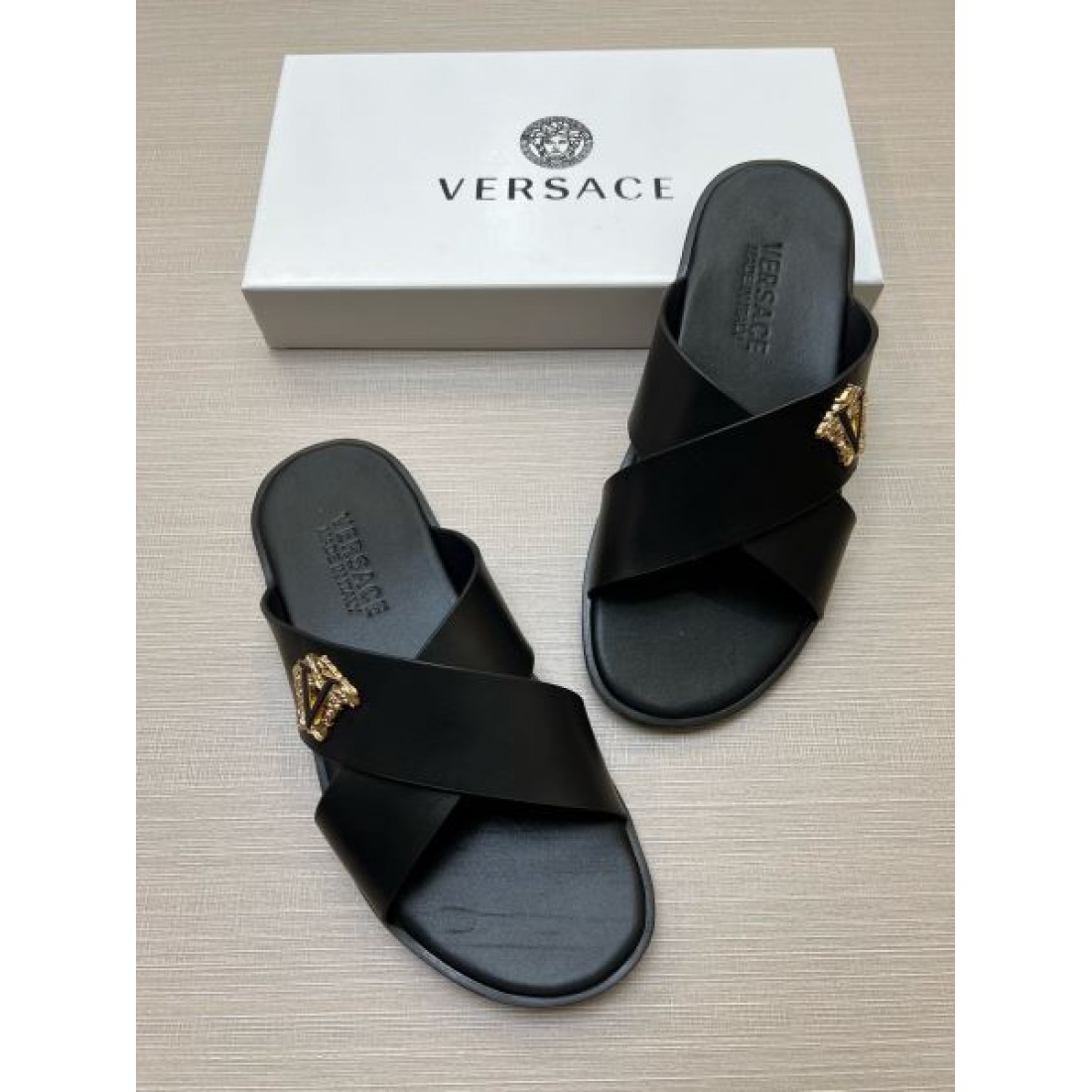 メタルアクセント リゾートスタイル VERSACE ヴェルサーチ コピー サンダル プールサイドファッション 休日アイテム