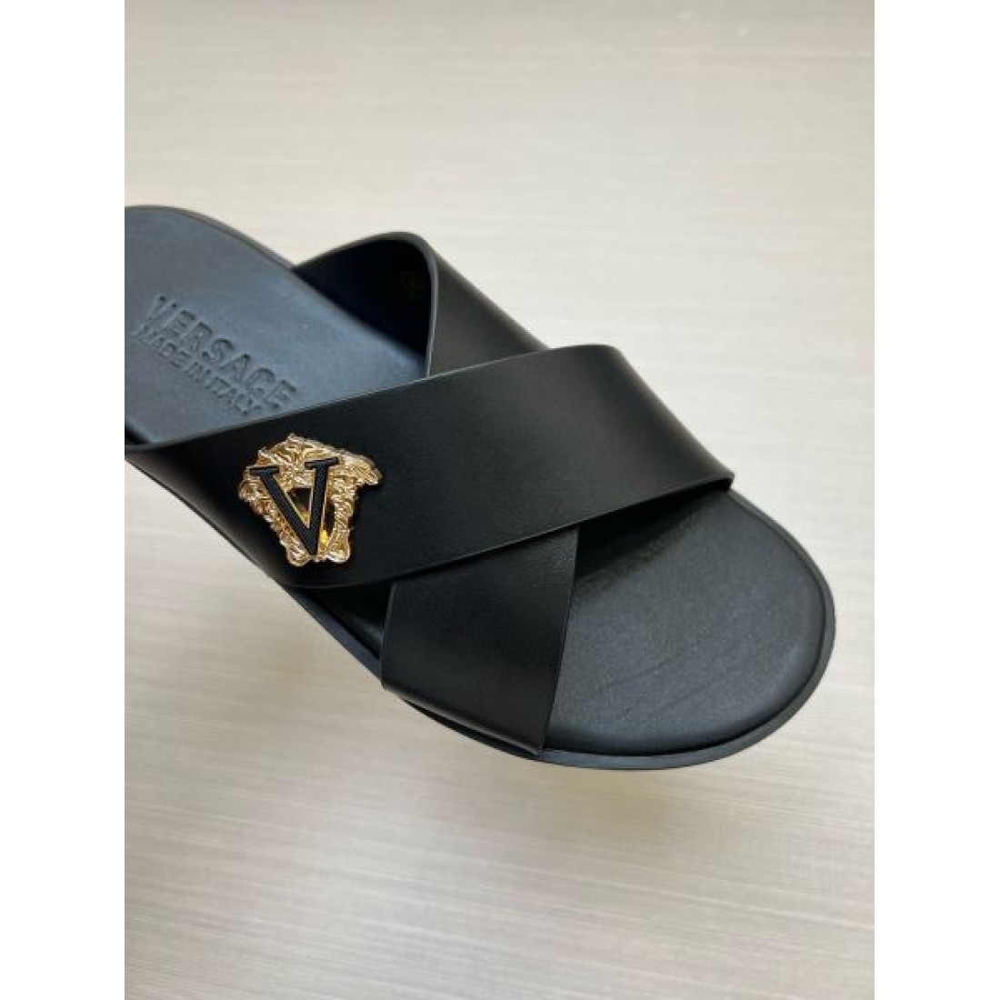 メタルアクセント リゾートスタイル VERSACE ヴェルサーチ コピー サンダル プールサイドファッション 休日アイテム