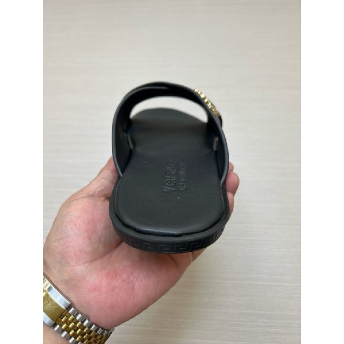 メタルアクセント リゾートスタイル VERSACE ヴェルサーチ コピー サンダル プールサイドファッション 休日アイテム