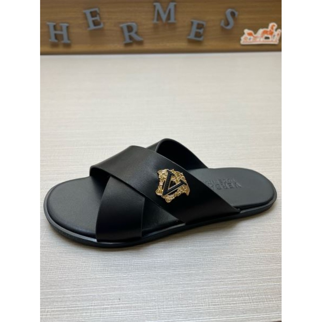 メタルアクセント リゾートスタイル VERSACE ヴェルサーチ コピー サンダル プールサイドファッション 休日アイテム