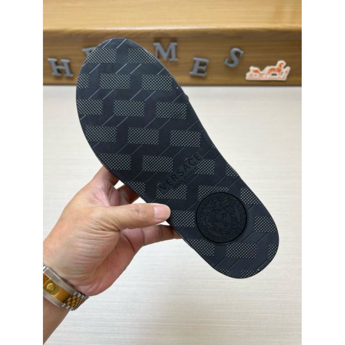 メタルアクセント リゾートスタイル VERSACE ヴェルサーチ コピー サンダル プールサイドファッション 休日アイテム