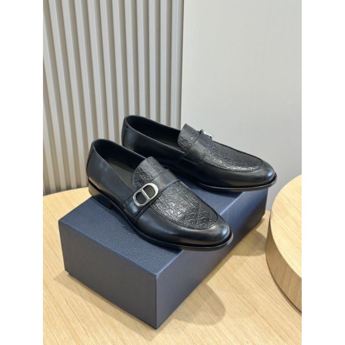 ビットローファー エンボス加工 レザーアッパー DIOR ディオール コピー ビジネスシューズ 立体パターン 上質な表情
