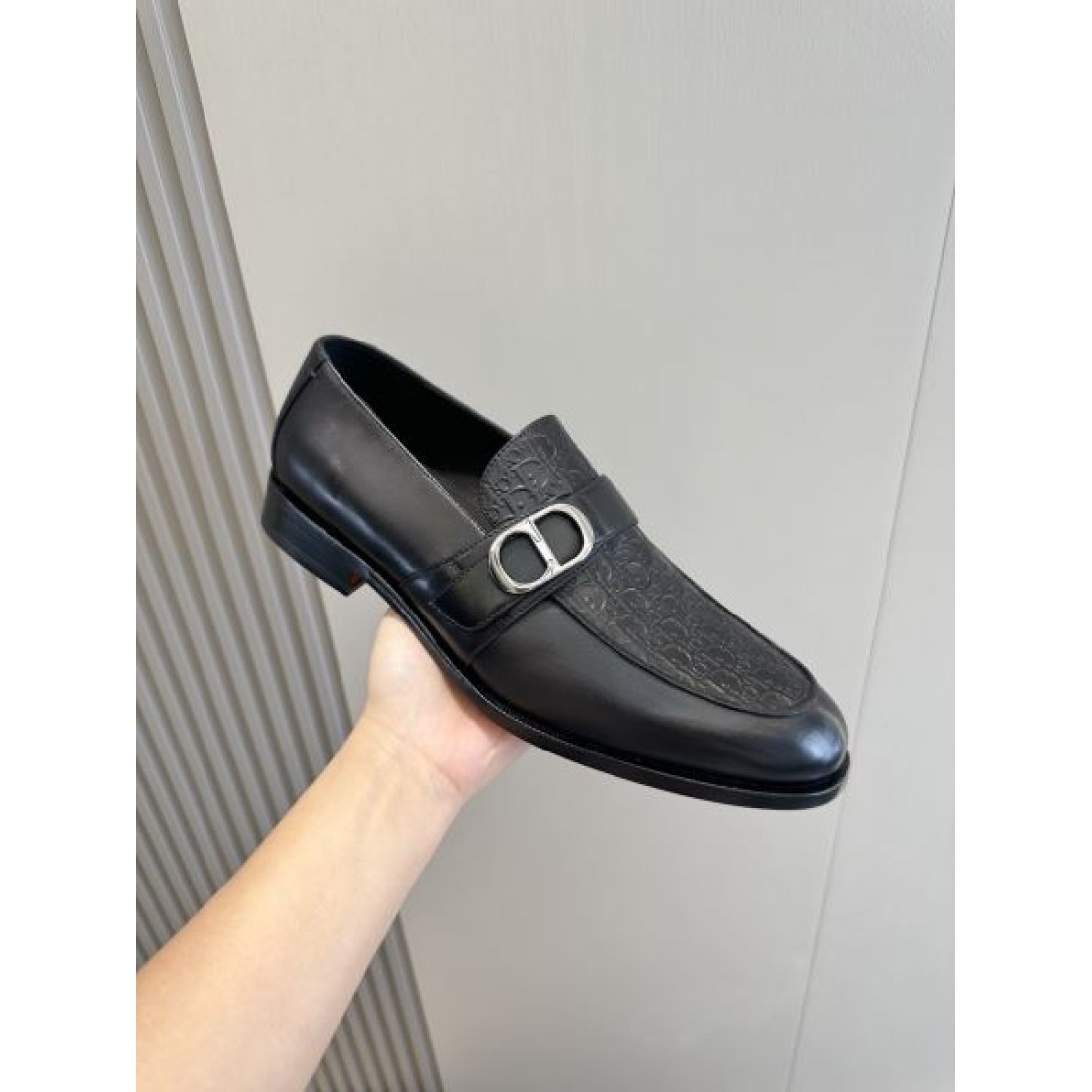 ビットローファー エンボス加工 レザーアッパー DIOR ディオール コピー ビジネスシューズ 立体パターン 上質な表情