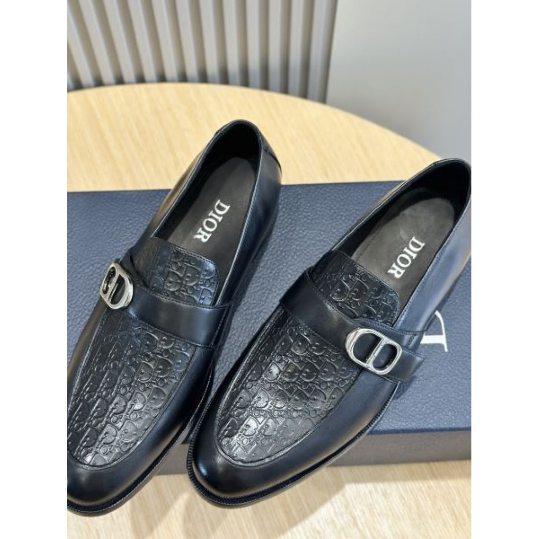 ビットローファー エンボス加工 レザーアッパー DIOR ディオール コピー ビジネスシューズ 立体パターン 上質な表情