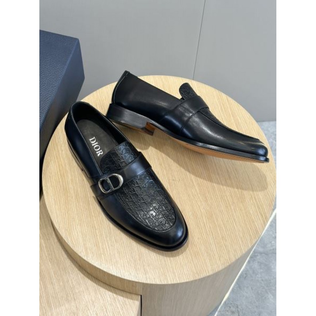 ビットローファー エンボス加工 レザーアッパー DIOR ディオール コピー ビジネスシューズ 立体パターン 上質な表情