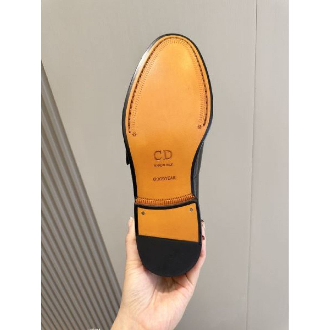 ビットローファー エンボス加工 レザーアッパー DIOR ディオール コピー ビジネスシューズ 立体パターン 上質な表情