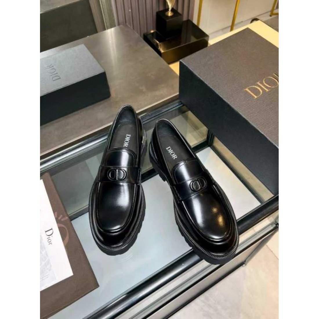 ビットローファー CDバックル レザーデザイン DIOR ディオール コピー ビジネスシューズ フレンチエレガンス 定番スタイル
