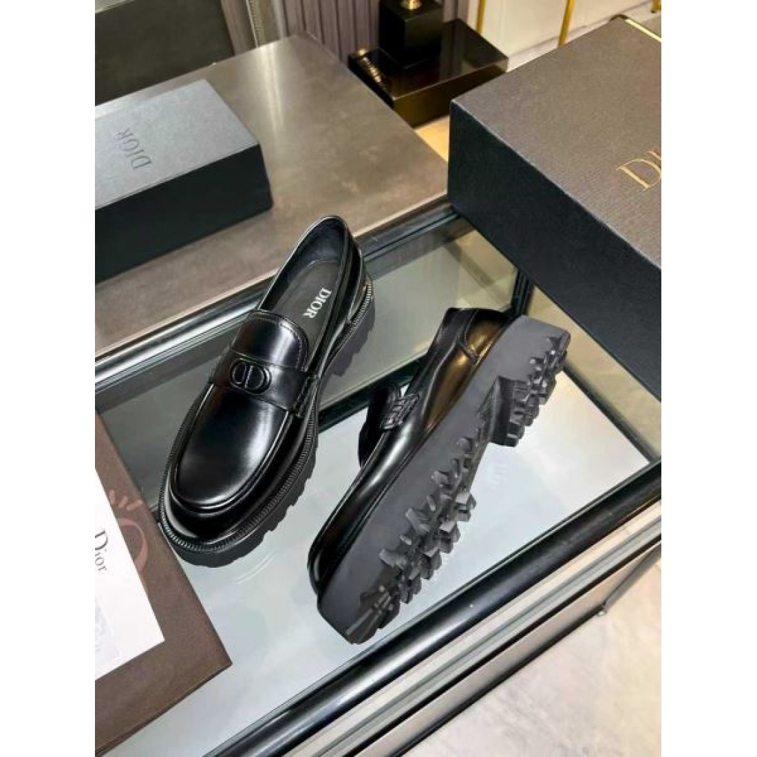 ビットローファー CDバックル レザーデザイン DIOR ディオール コピー ビジネスシューズ フレンチエレガンス 定番スタイル