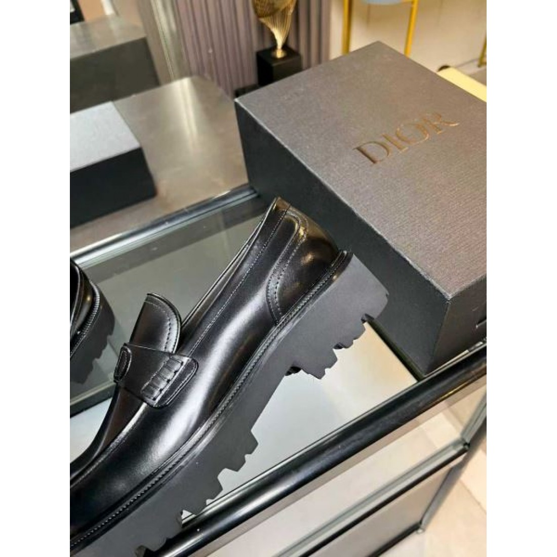 ビットローファー CDバックル レザーデザイン DIOR ディオール コピー ビジネスシューズ フレンチエレガンス 定番スタイル