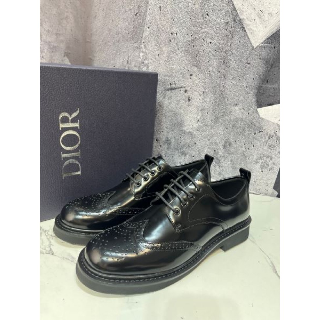 ウイングチップ ブローグデザイン メダリオン装飾 DIOR ディオール コピー ビジネスシューズ レザーシューズ クラシックムード