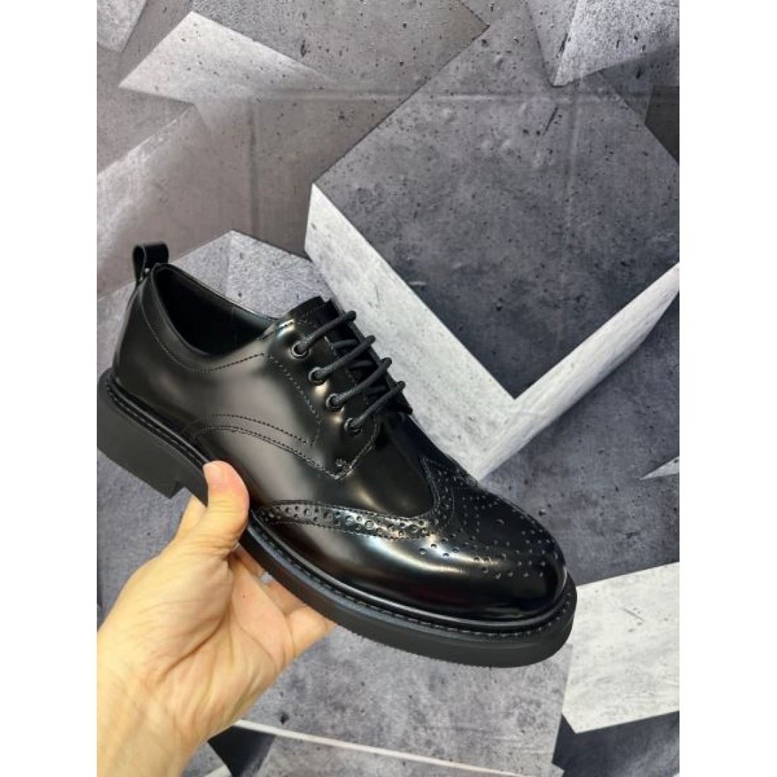 ウイングチップ ブローグデザイン メダリオン装飾 DIOR ディオール コピー ビジネスシューズ レザーシューズ クラシックムード