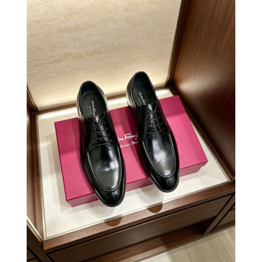 レザーアッパー シンプル構造 艶やかな表情 FERRAGAMO フェラガモ コピー ビジネスシューズ シャープライン