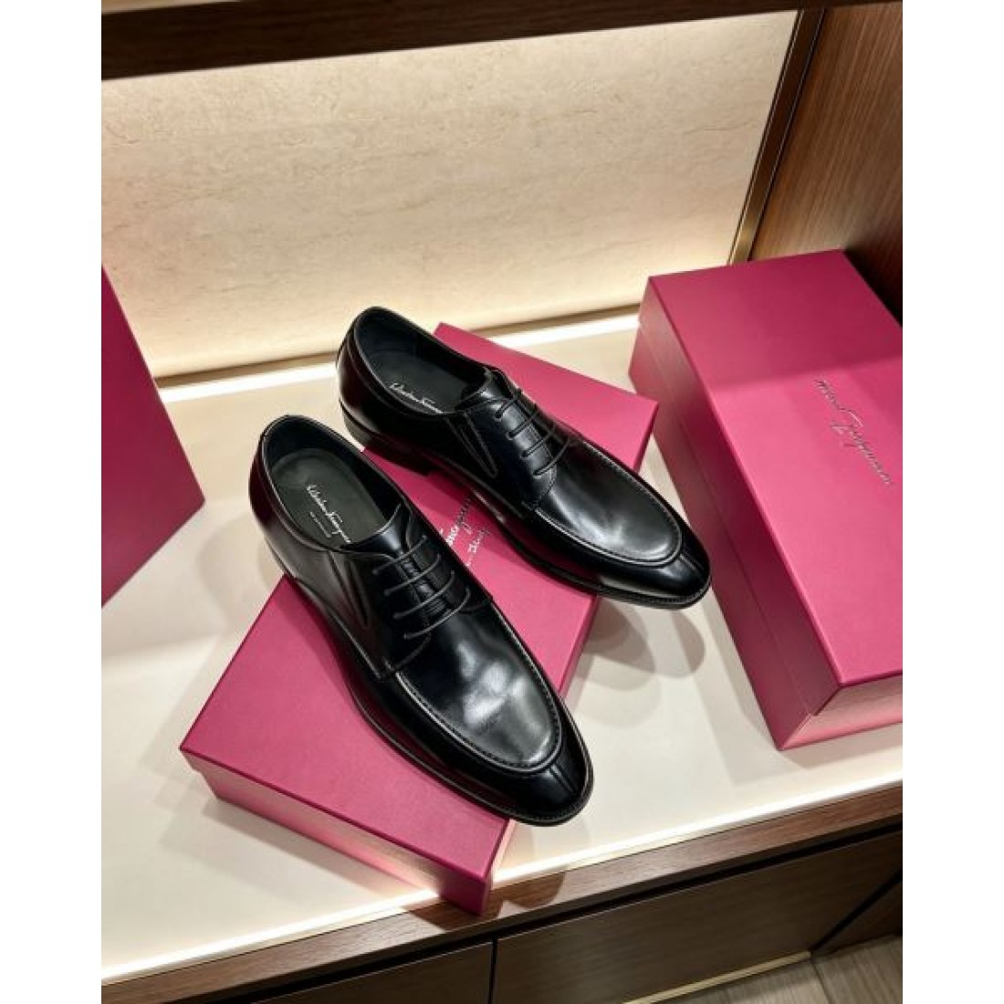 レザーアッパー シンプル構造 艶やかな表情 FERRAGAMO フェラガモ コピー ビジネスシューズ シャープライン