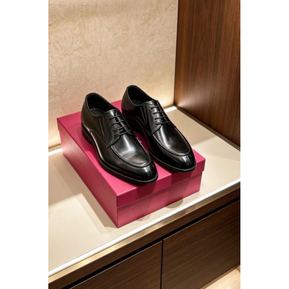 レザーアッパー シンプル構造 艶やかな表情 FERRAGAMO フェラガモ コピー ビジネスシューズ シャープライン