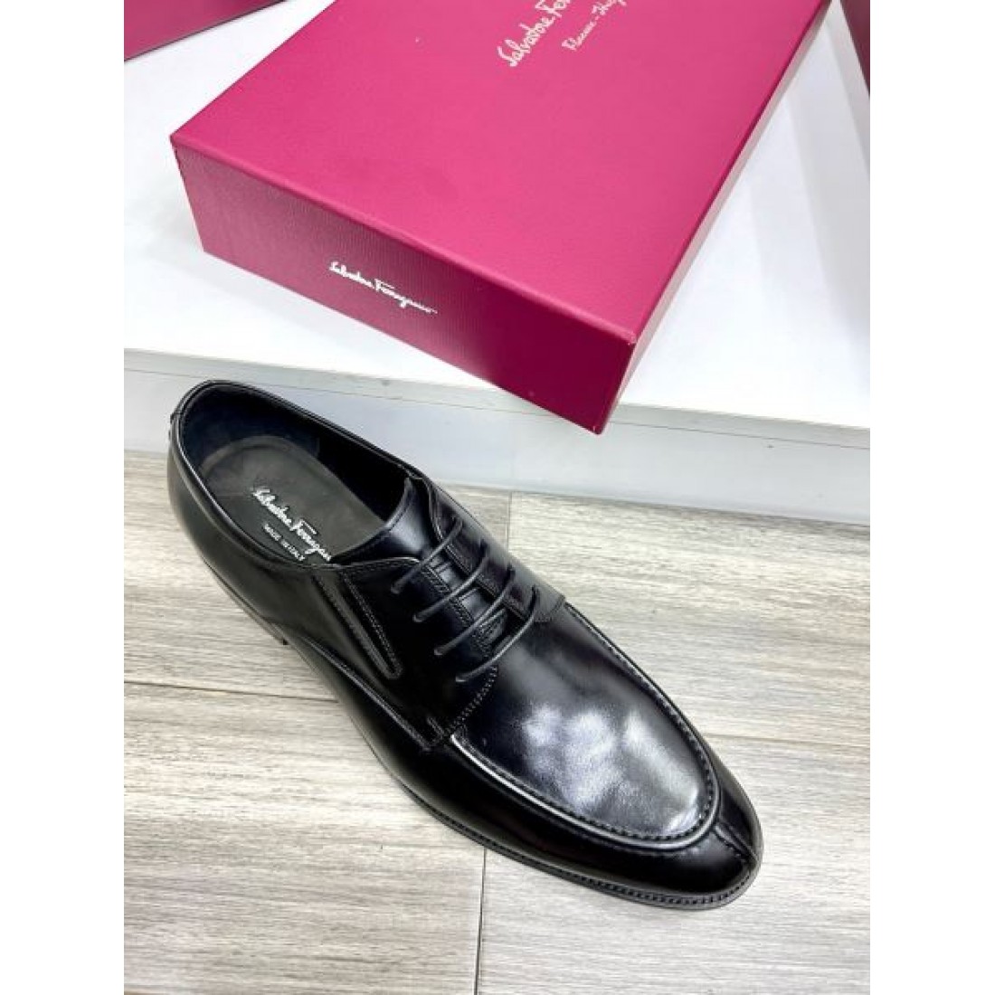 レザーアッパー シンプル構造 艶やかな表情 FERRAGAMO フェラガモ コピー ビジネスシューズ シャープライン