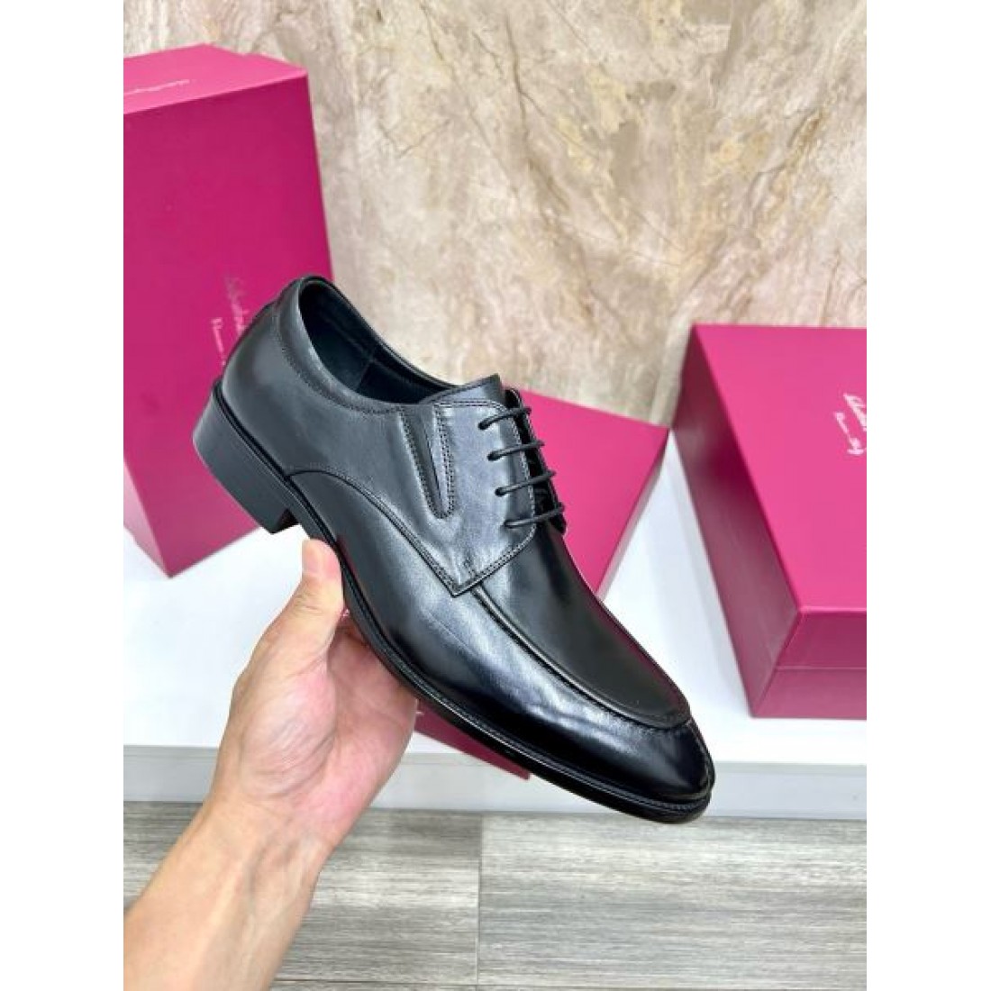 レザーアッパー シンプル構造 艶やかな表情 FERRAGAMO フェラガモ コピー ビジネスシューズ シャープライン