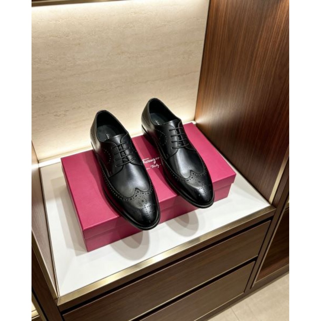 ドレスシューズ 立体フォルム スーツスタイル FERRAGAMO フェラガモ コピー ビジネスシューズ オフィスシーン 定番アイテム