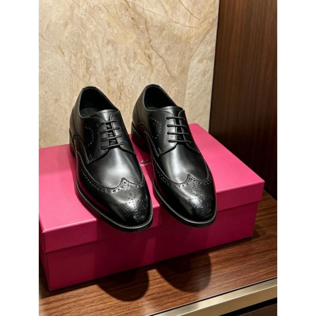 ドレスシューズ 立体フォルム スーツスタイル FERRAGAMO フェラガモ コピー ビジネスシューズ オフィスシーン 定番アイテム