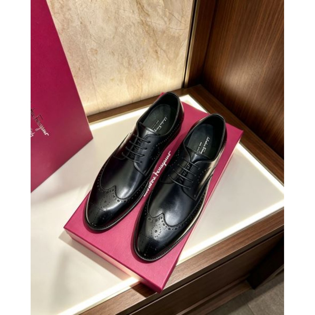 ドレスシューズ 立体フォルム スーツスタイル FERRAGAMO フェラガモ コピー ビジネスシューズ オフィスシーン 定番アイテム