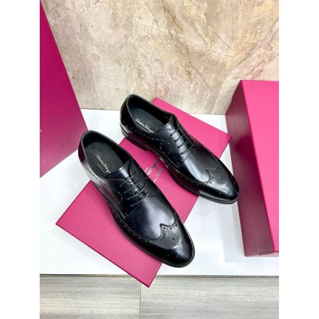 ドレスシューズ 立体フォルム スーツスタイル FERRAGAMO フェラガモ コピー ビジネスシューズ オフィスシーン 定番アイテム