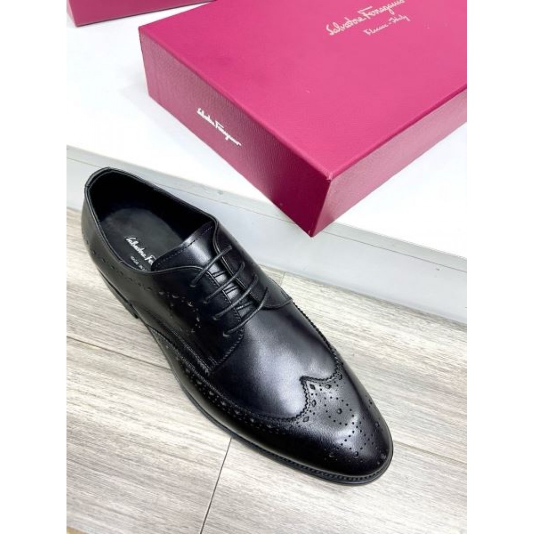 ドレスシューズ 立体フォルム スーツスタイル FERRAGAMO フェラガモ コピー ビジネスシューズ オフィスシーン 定番アイテム