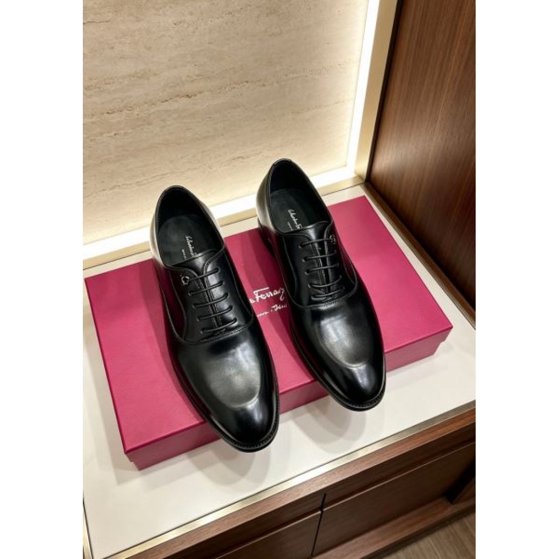 ミニマルデザイン キャップトゥ レースアップ仕様 FERRAGAMO フェラガモ コピー ビジネスシューズ クリーンフォルム 現代的スタイル