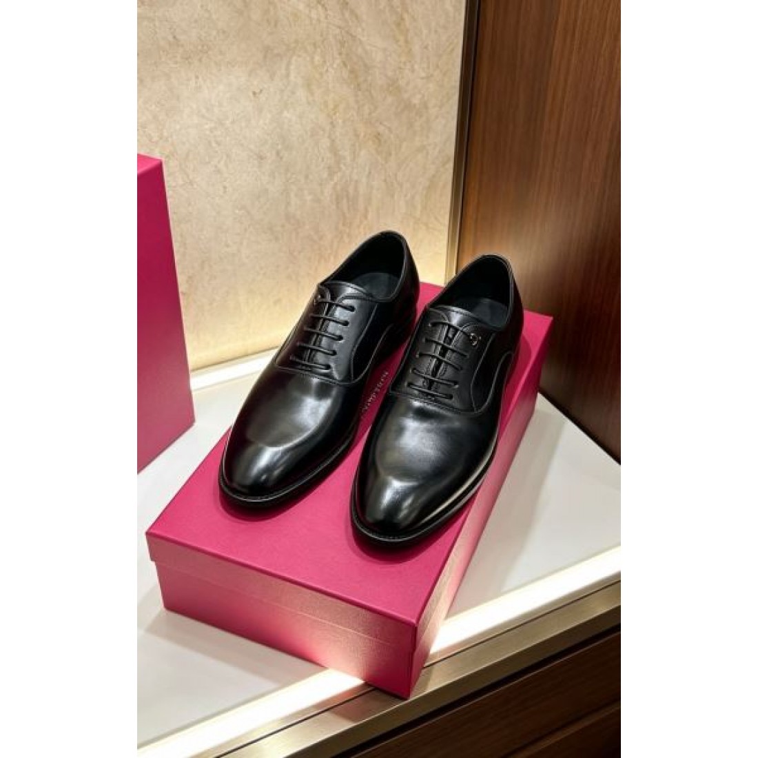 ミニマルデザイン キャップトゥ レースアップ仕様 FERRAGAMO フェラガモ コピー ビジネスシューズ クリーンフォルム 現代的スタイル