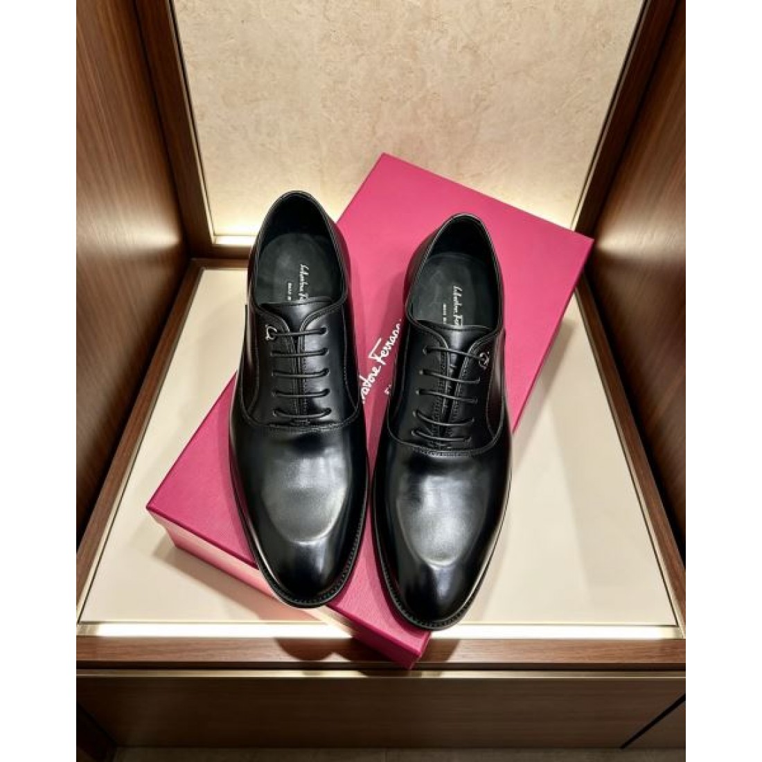ミニマルデザイン キャップトゥ レースアップ仕様 FERRAGAMO フェラガモ コピー ビジネスシューズ クリーンフォルム 現代的スタイル