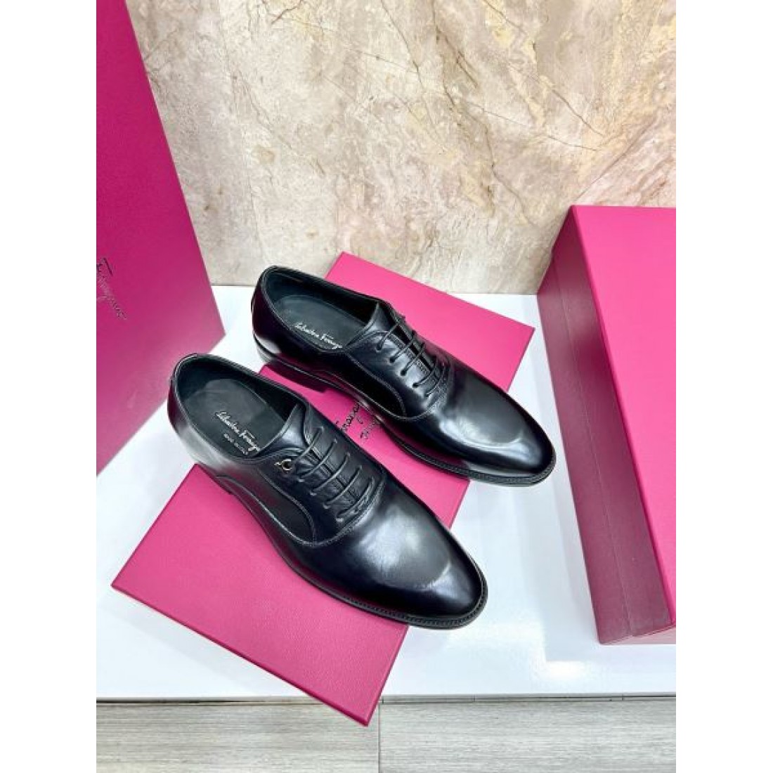 ミニマルデザイン キャップトゥ レースアップ仕様 FERRAGAMO フェラガモ コピー ビジネスシューズ クリーンフォルム 現代的スタイル