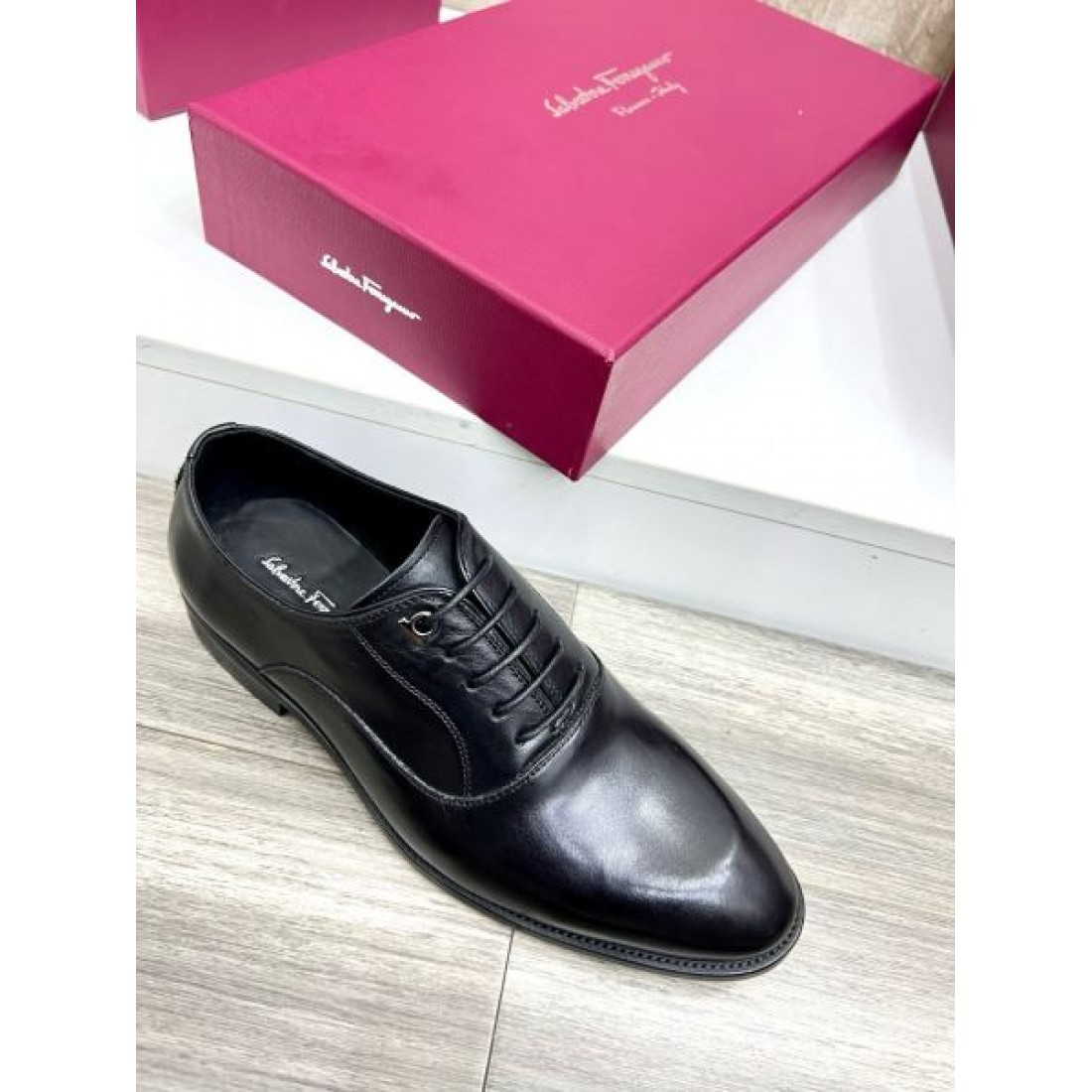 ミニマルデザイン キャップトゥ レースアップ仕様 FERRAGAMO フェラガモ コピー ビジネスシューズ クリーンフォルム 現代的スタイル