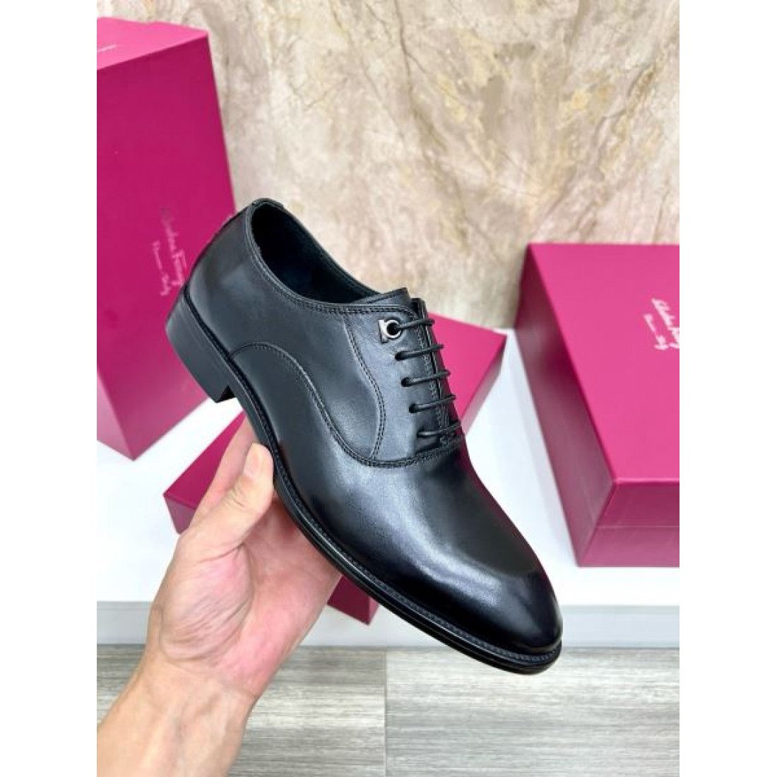 ミニマルデザイン キャップトゥ レースアップ仕様 FERRAGAMO フェラガモ コピー ビジネスシューズ クリーンフォルム 現代的スタイル