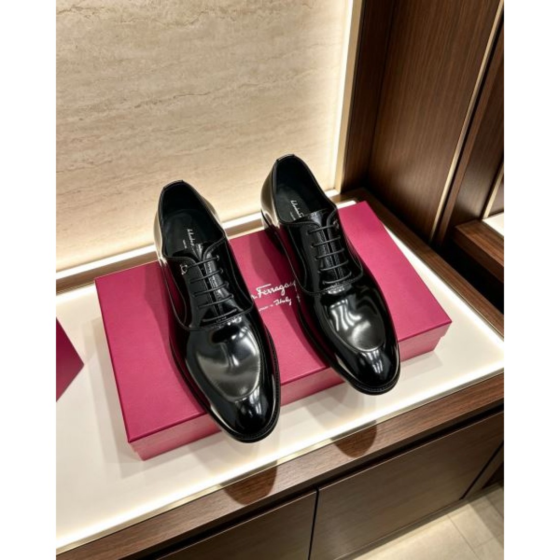 レザーシューズ フォーマルカジュアル スーツスタイル FERRAGAMO フェラガモ コピー ビジネスシューズ 通勤アイテム