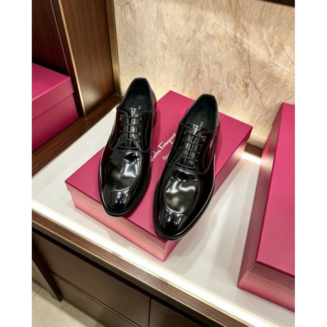 レザーシューズ フォーマルカジュアル スーツスタイル FERRAGAMO フェラガモ コピー ビジネスシューズ 通勤アイテム