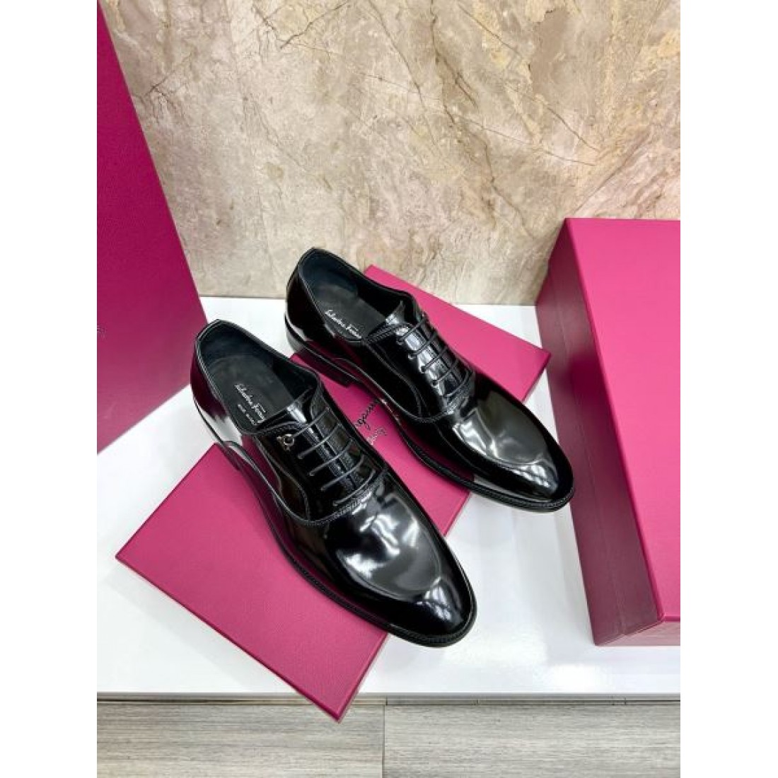 レザーシューズ フォーマルカジュアル スーツスタイル FERRAGAMO フェラガモ コピー ビジネスシューズ 通勤アイテム