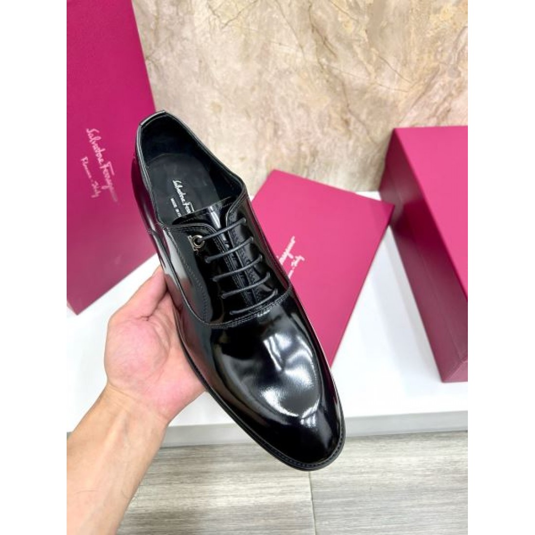 レザーシューズ フォーマルカジュアル スーツスタイル FERRAGAMO フェラガモ コピー ビジネスシューズ 通勤アイテム