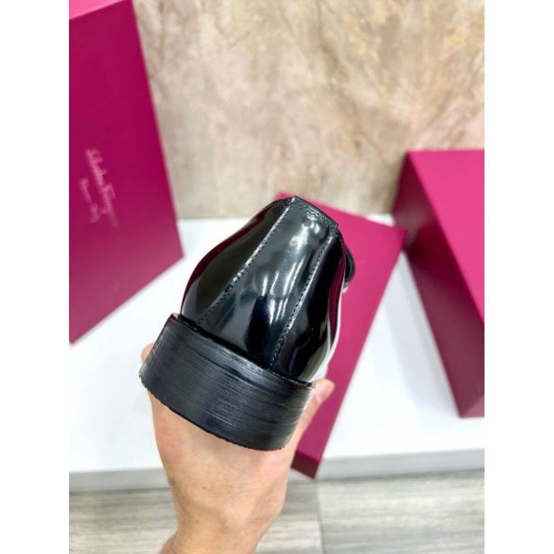レザーシューズ フォーマルカジュアル スーツスタイル FERRAGAMO フェラガモ コピー ビジネスシューズ 通勤アイテム
