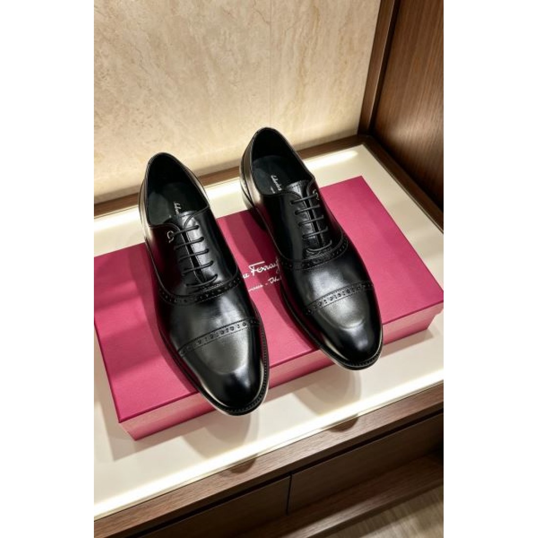 ドレスシューズ プレーンアッパー 控えめな装飾 FERRAGAMO フェラガモ コピー ビジネスシューズ シャープフォルム